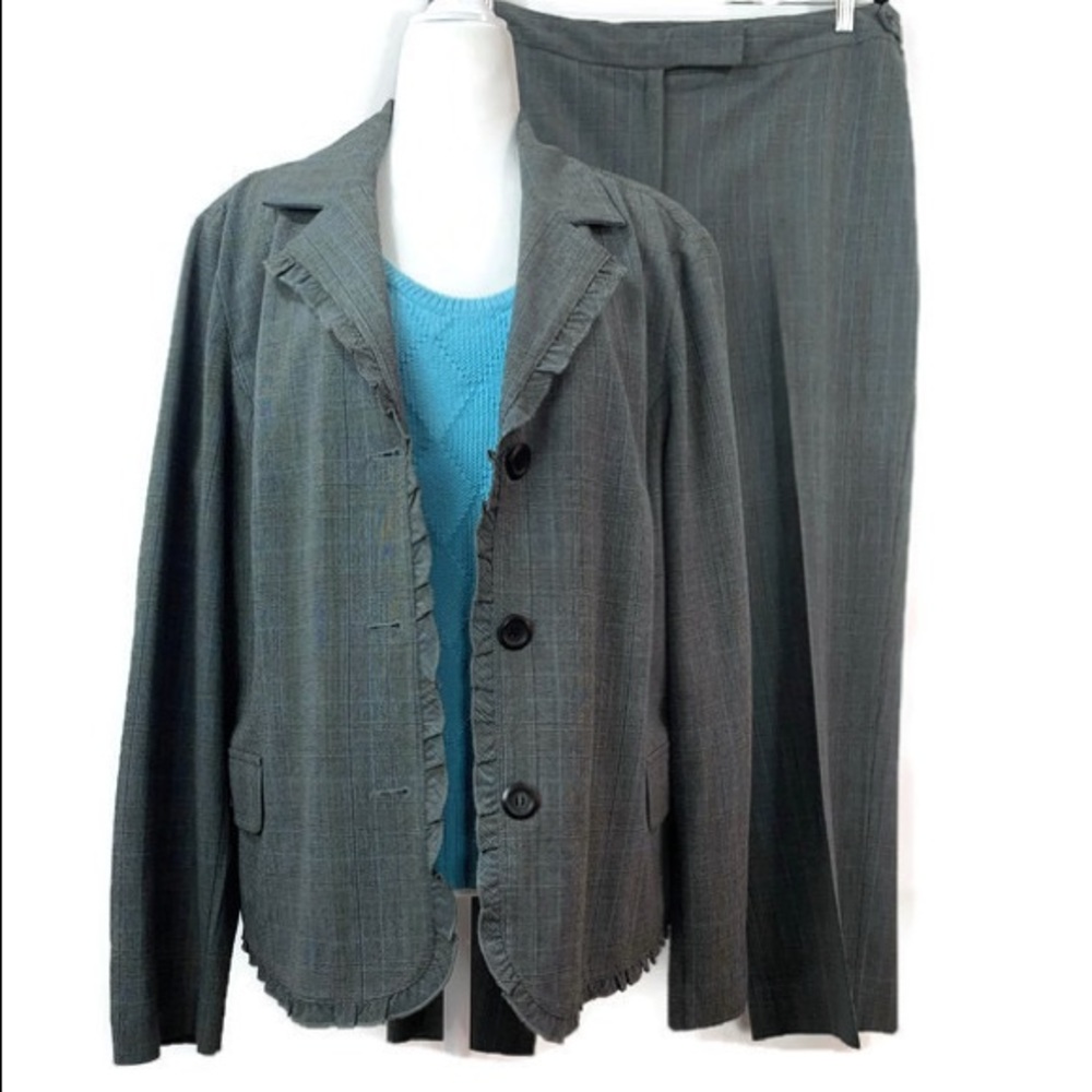 Emma James Woman 16W Gray and Black Plaid Pantsuit w/ Ruffle Collar
